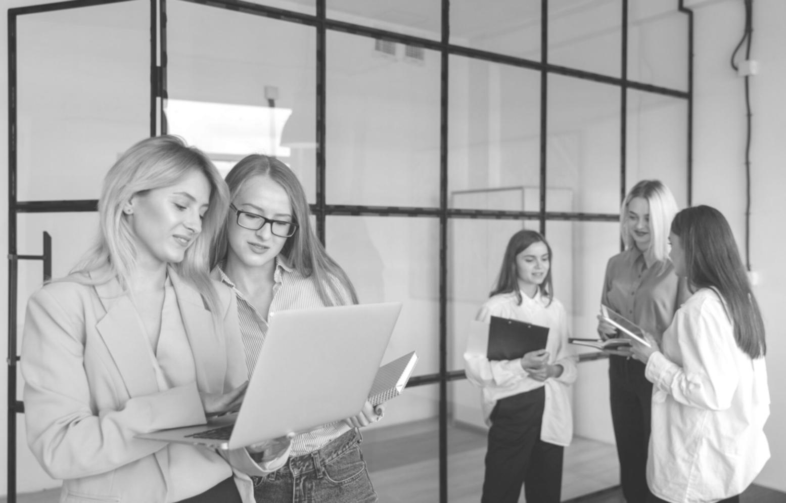 Teilnehmer beim interaktiven Finanzworkshop mit praktischen Übungen